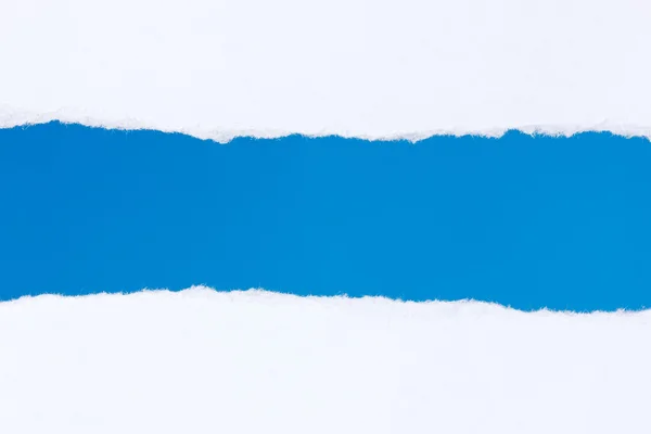 Рваной бумаги белый с синим фоном — стоковое фото